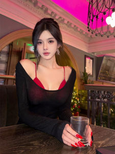 เสื้อยืดแขนยาวสีดําสําหรับผู้หญิงคอ U และความโปร่งใสเล็กน้อยเซ็กซี่ปิดไหล่สีแดงหน้าอก Pad เสื้อกั๊กชุดสองชิ้น