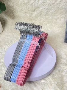 [ 10แพ็ค 100ชิ้น ] ไม้แขวนเสื้อ ไม้แขวนเสื้อเคลือบซิลิโคนกันลื่น กันสนิม สีพลาสเทล ขนาด 40*20cm