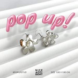 Nice Accident รุ่น ‘Summer Bloom’ | ต่างหูดอกไม้สีเงินประดับมุก (Silver Flower & Pearl Earrings)