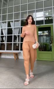 ชุดเซตงานพลีท AA Premium 😘 ทรงเสื้อแขนยาว คอยู ตีโค้งเข้ารูป อัดพลีสเรียบๆ  เน้นสีสัน สวยโดดเด่น สะดุดตา  กางเกงเอวสมอค อัดพลีส  เก็บปลายขา ทรงจินนี่จ๋าาา ยืดหยุ่นได้เยอะ➰➰ สวย หรู ดูดี หรูมาก ใส่ไปงาน หรือวันสบายๆ ชุดเดียวอยู่คร้า 💘  เสื้อ+กางเกงแยกชิ้