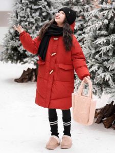 เสื้อแจ็คเก็ตขนเป็ดสีแดงมีฮู้ดสำหรับเด็กผู้หญิง ฤดูหนาว 2025 เสื้อคลุมกันหนาวแบบยาวปานกลาง ทรงหลวม สไตล์เกาหลี เสื้อผ้าเด็ก