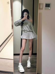 ชุดสองชิ้นสีเทาสำหรับผู้หญิง คอกลมแขนยาว ลายตัวอักษร สไตล์ย้อนยุค สั้นหวาน เสื้อสเวตเตอร์และกระโปรงจีบ