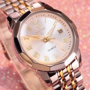 PLAYBOY แฟล็กชิปสโตร์ นาฬิกาผู้หญิงของแท้ 2025 แฟชั่นใหม่ นาฬิกาควอตซ์ปฏิทินกันน้ํา ชุดสายสแตนเลสเรืองแสง กล่องของขวัญสําหรับแฟนสาว