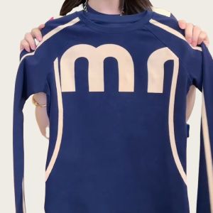 เสื้อยืดแขนยาวทรงสลิมฟิตสำหรับผู้หญิงในช่วงฤดูใบไม้ผลิและฤดูร้อน คอลเลกชันฤดูใบไม้ผลิ 2025 เสื้อเชิ้ตสไตล์ยุโรประดับไฮเอนด์