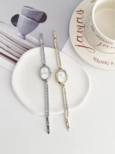 Đồng Hồ Đeo Tay Thời Trang Nữ Phong Cách Nghệ Thuật Máy Quartz Dây Hợp Kim Đa Năng Chống Nước Thiết Kế Giản Dị Có Khóa Móc.
