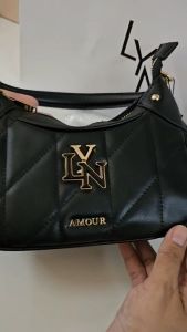 HOBO LYN AMOUR กระเป๋าทรง พร้อมถุงผ้า ป้าย และ สายสะพายยาว คอลเลคชั่นใหม่ล่าสุด