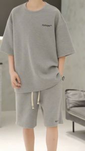 สูทผู้ชาย เทรนดี้วัยรุ่นทรงหลวมไซส์ใหญ่ลำลองแขนสั้น+กางเกงขาสั้น เซ็ต 2 ชิ้น ผ้าวาฟเฟิลปักลาย