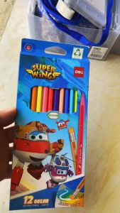 Hộp 12 chì màu Deli C126-12 Super wings - Thân nhựa tẩy được