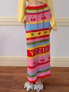 Yzzi He ฤดูใบไม้ร่วง ฤดูหนาว โดปามีนสีสันสดใสถัก สลิมฟิต ครึ่งความยาว เดรส ปาดไหล่สีเหลือง เสื้อสเวตเตอร์ ทันสมัย ผู้หญิง Ensemble