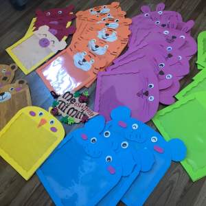 Khung tranh hình thú trưng bày sản phẩm của trẻ