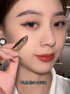 Penyorot Riasan Mata Tanpa Noda & Pena Ulat Sutra Berbaring