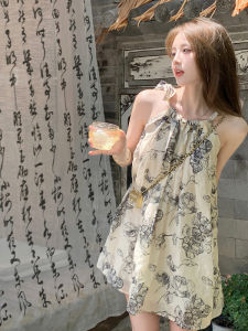 ชุดเดรสแขนกุดลายดอกไม้ผู้หญิงฤดูร้อนปี 2025 ชุดเดรสคอวีแขนกุดสไตล์ใหม่จีนสำหรับวันหยุดชายหาด กระโปรงสั้นเอวสูง