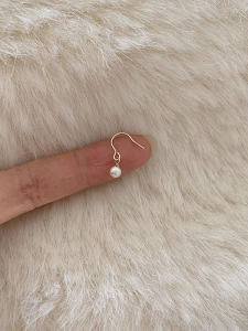 Elegant Minimalist Mini Faux Pearl Ear Hooks Versatile Fashionable Design Simple Stylish Earrings New Arrival 2025