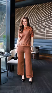 ชุดเซ็ทไหมพรมเนื้อหนาเกรดพรีเมี่ยม ผ้ายืดได้ทั้งตัว เนื้อผ้านุ่มผ้าดีมากค่ะ มาพร้อมงานทอทั้งตัวลายแบรนด์ดัง  ทรงเป๊ะมากค่ะ งานสวยเกรดระดับขึ้นห้างใส่แล้วสวยเก๋ ไม่ซ้ำใครนะคะ