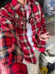 เสื้อเชิ้ตผู้ชายลายสก็อตสีแดงสไตล์ย้อนยุคสไตล์อเมริกัน ทรงหลวม ทรงเข้ารูป ดีไซน์ใหม่ ฤดูใบไม้ผลิและฤดูใบไม้ร่วง