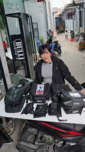 Túi treo đầu xe máy ZDKtúi Grab ZDK cao cấp có lỗ sạc và ngăn đựng đồ tiện dụng chống mưa nhẹ phù hợp với nhiều xe máy