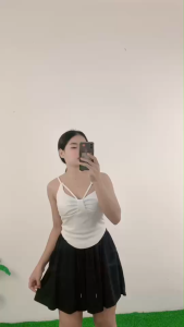 ชุดเซ็กซี่ ชุดเซ็ตสองชิ้น เสื้อสายเดี่ยวถักสีขาว+กระโปรงพลีทสีพื้น ดูเรียบหรู