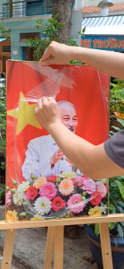 Tranh chân dung Bác Hồ chủ tịch nước Hồ Chí Minh kính yêu chất liệu in gỗ tráng gương bọc viền