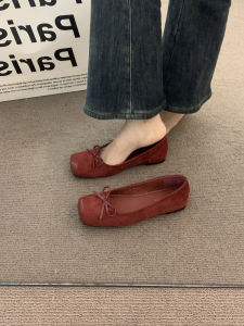 รองเท้าส้นแบนหัวเหลี่ยมสไตล์ฝรั่งเศสสีแดงสำหรับผู้หญิง รองเท้าทำงานฤดูใบไม้ร่วง/ฤดูหนาว ส้นแบน พื้นยาง รองเท้าสวมสบาย