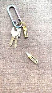 T22 มีดเปิดกล่องใบ D2ขนาดเล็กพกพาสะดวกใช้กลางแจ้งตั้งแคมป์มีดพกสปริงพร้อมพวงกุญแจ