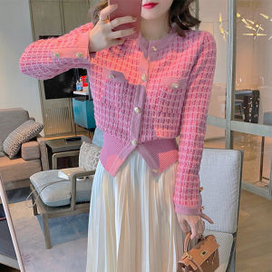 ชุดฤดูใบไม้ร่วงแบบใหม่เสื้อคลุมสไตล์ชาแนลสีชมพูเข้ารูปใส่แล้วดูผอมเพรียวแมทช์ง่ายดูดีใส่ด้านนอกเสื้อท่อนบนเสื้อคาร์ดิแกนแบบถักเสื้อไหมพรมผู้หญิง