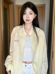 เสื้อเชิ้ตแขนยาวป้องกันแสงแดดลายทางสีเหลืองสไตล์อเมริกันสำหรับผู้หญิง ฤดูใบไม้ร่วง 2025 ปักดอกไม้ 3 มิติ เสื้อเชิ้ตคู่