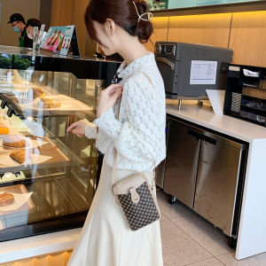 กระเป๋าแบรนด์ CN สำหรับผู้หญิงลายแหวนสีตัดกันห่วงใหม่ กระเป๋าโทรศัพท์มือถือแนวตั้ง ไม่มีกระเป๋าเงินกระเป๋าโทรศัพท์มือถือแฟชั่น กระเป๋าโทรศัพท์มือถือลำลอง