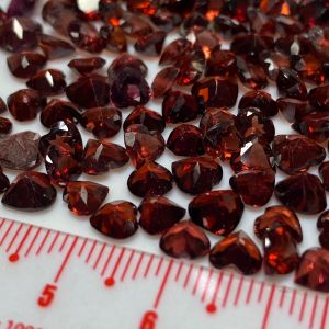 00912-MỘT CẶP GARNET( ALMANDINE) ĐỎ[ hồng ngọc lựu] ( THIÊN NHIÊN ) size dài 4-5ly cắt trái tim