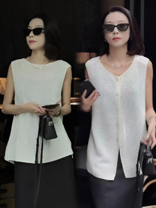 เสื้อถักไหมน้ำแข็งสไตล์ฝรั่งเศสสำหรับผู้หญิง ฤดูร้อน 2025 เสื้อแขนกุดบางหลวมๆ คอวี กระดุม ผ้าฝ้ายผสมโพลีเอสเตอร์