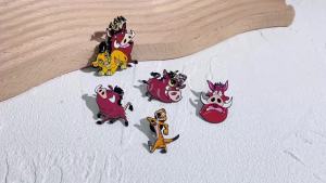 Bandai | Hoạt Hình Sư Tử Hakuna Matata Kim Loại Thổ Cẩm Cho Áo Khoác Denim Ba Lô Mũ Quần Áo Trang Trí Dễ Thương ACG Cosplay Phụ Kiện Quà Tặng Cho Người Hâm Mộ