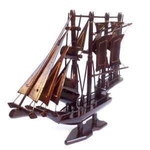 Miniatur Kapal Pinisi Kayu Jati: Dekorasi Rumah Eksotis