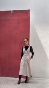 Chicka Chicka - Đầm cotton sợi suông không tay cổ V xẻ tà màu xám nhạt