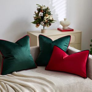 ปลอกหมอนอิงคริสต์มาสสีเขียวแดงสุดหรู 2 ชิ้น ขนาด 30x50 ซม. และ 45x45 ซม. ผลิตจากผ้ากำมะหยี่เนื้อนุ่ม เหมาะสำหรับเป็นของขวัญ ใช้ตกแต่งห้องนอน รถยนต์ และในช่วงเทศกาล