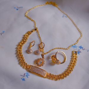 SET PERHIASAN CANTIK / KALUNG LIONTIN GELANG ANTING CINCIN / GOLD PLATE 24 K / BISA COD