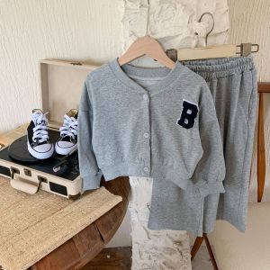 Bear Leader 3 4 5 6 7 8 9 10 11 12ปีวัยรุ่นชุดแบบเกาหลีของเด็กผู้หญิงเสื้อแจ็คเก็ตกระดุมแฟชั่นแบบใหม่ในฤดูใบไม้ร่วงตัวอักษร B + กางเกงเสื้อโค้ทสูทกีฬา2ชิ้นชุดเสื้อผ้าลำลองเด็กวัยรุ่นเด็กผู้หญิงฤดูใบไม้ผลิ