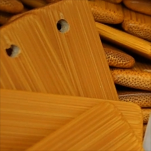 พวงกุญแจไม้ไผ่สลักชื่อ "ณ"