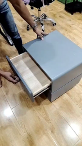 Hangroo P328 โต๊ะข้างเตียงพร้อมลิ้นชักใส่ของไม้เนื้อแข็ง กับปรากฏ่ายขนาดเล็ก สไตล์โมเดิร์น