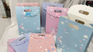 ถุงกระดาษของขวัญ แบบสำเร็จรูป ลายดอกไม้น่ารัก มีฝาปิด ติดโบว์ ขนาดใหญ่ 37 ซม. พร้อมส่ง