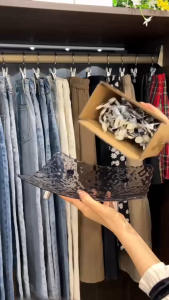 fashion21 คลิปสเตนเลส กันลื่น แบบพกพา สีสันสดใส / คลิปเก็บตู้เสื้อผ้า ประหยัดพื้นที่ พร้อมตะขอ / คลิปตากผ้าระเบียง กันลม N12