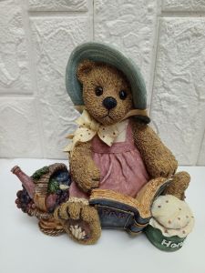 7 inches Poly stone Lady Bear with hat musical