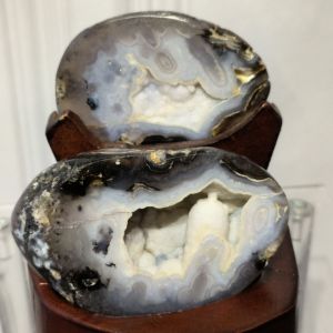 AGATE treasurebowl with wood base 💯mothernatural shinning sugar🔮天然玛瑙聚宝盆 水波纹玛瑙带眼 细砂满天星晶体 + 特制实木底座 总高: 12.5cm 玛瑙宽: 9cm 底座宽: 9x9cm 重: 0.5kg