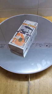 Một Cây Đô La Mỹ 10 Xấp Giấy Thường Trong Thờ Cúng