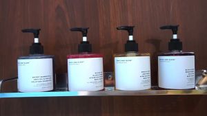Grace & Glow Black Opium Brightening - English Pear & Freesia Anti Acne Body Wash - Body Scrub