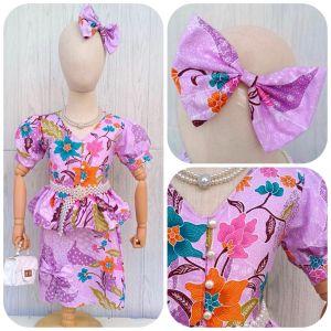 ชุดไทยเด็กพื้นเมืองผ้าปาเต๊ะสั้น เซต 3 ชิ้น เสื้อ+กระโปรง+กิ๊บโบว์