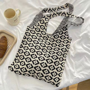 UR Zhongjie Chuxi Tote Bag Womens Large Capacity Knitted Striped Canvas Armpit Shoulder Bag Summer 2024 Fashion Element