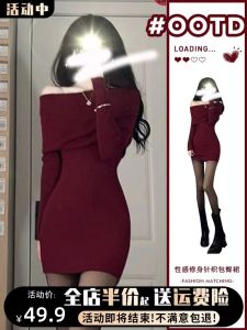 ชุดเดรสสีแดงถักไหล่เดียวสไตล์ใหม่สำหรับผู้หญิงในฤดูใบไม้ร่วงและฤดูหนาว ชุดเดรสกระโปรงสั้นเข้ารูปเซ็กซี่สำหรับผู้หญิง ชุดเดรสสีพื้น