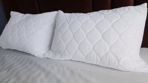 ปลอกหมอนกันเปื้อน ปลอกหมอนโรงแรม ผ้ารองกันเปื้อนหมอน ซิปกว้าง สวมง่าย บุใยด้านใน หนานุ่ม เดินลาย ทั้ง 2 ด้าน ซักได้ พร้อมส่ง (ร้านไทย)