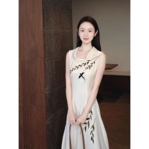 WANGGONGZHU | ชุดเดรสยาวแขนกุดคอวีพิมพ์ลายสไตล์จีนใหม่สำหรับผู้หญิงในฤดูร้อน 2025 ทรงเอเอวสูง ความยาวปกติ สไตล์เกาหลี