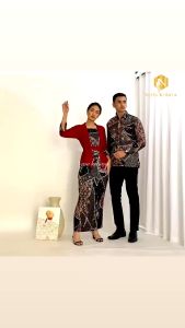Couple Kebaya Pasangan Kemaja Batik Lengan Panjang & Lengan Pendek / Couple Batik Setelan Kebaya Model Kutubaru Bahan Brukat Kombinasi Katun Batik Untuk Akad Nikah Tunangan Seragaman Keluarga Kondangan ( Couple Elnira Brukat ) Nusa Kebaya Wisuda Terlaris