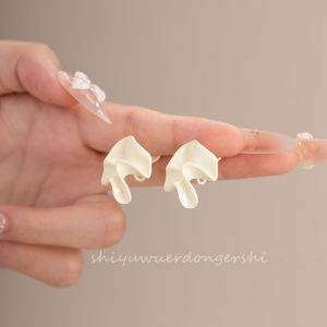 Retro Geometric Folded Cream White Ear Cuffs No Piercing Lazy Casual Style Fashion Jewelry for Women Handmade Alloy Ear Decorations